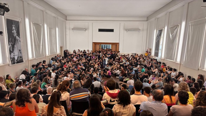 Turnos rotativos y comisiones de comida: cómo es la organización en las tomas de facultades de la UNT desde adentro