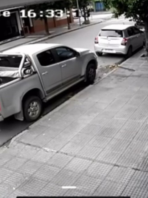 Inseguridad en Barrio Sur: un impactante robo en plena vereda quedó grabado por las cámaras de seguridad