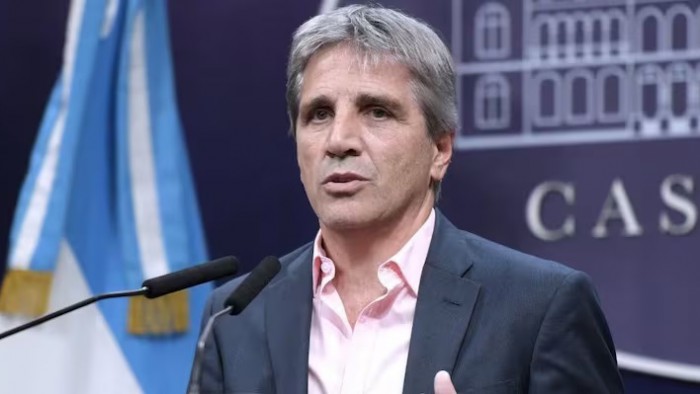 Caputo cuestionó al Congreso y pidió a empresarios que presionen a los gobernadores