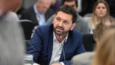 El presidente del nuevo bloque de la UCR criticó duramente a De Loredo