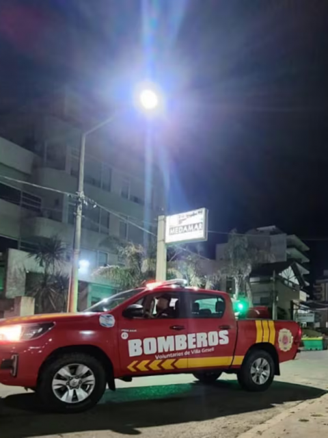 Se derrumbó un hotel en Villa Gesell y buscan a varias personas en su interior