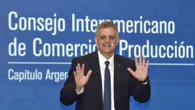 El presidente de YPF anunció la venta de Metrogas 