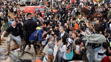 El Rey Felipe VI llegó a Valencia tras las inundaciones y fue recibido con gritos y lluvia de barro