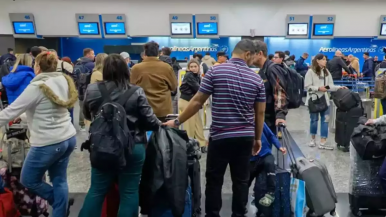 Aerolíneas suspendió las negociaciones salariales ante las nuevas medidas de fuerza de los gremios