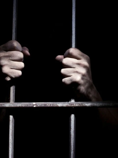 Una mujer trans está acusada de abusar y embarazar a una presa en la cárcel