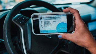 Rige la cédula azul digital: cómo autorizar a otra persona a manejar tu vehículo