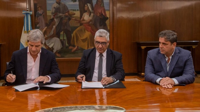 Caputo y Abad firmaron la reactivación del Procrear II