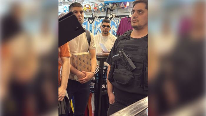 Néstor Ortigoza irrumpió en un local que vendía su ropa deportiva 