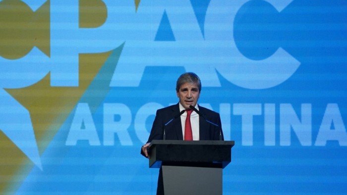 Caputo aseguró que la inflación terminará el año en 117% y en 20% para 2025