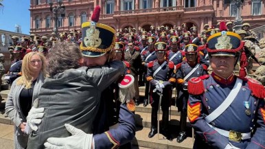 Panic show a plena luz del día: Granaderos tocaron la canción de "La Renga" para Milei