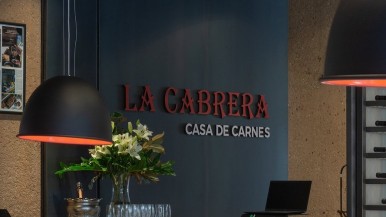 Mendoza: murió el parrillero de un restaurante y obligaron a sus compañeros a seguir trabajando