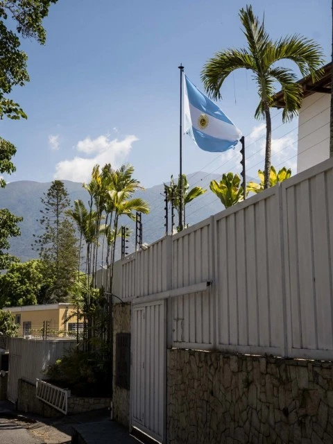 Denuncia de la OEA: reclaman que Maduro estableció un francotirador frente a la embajada Argentina en Venezuela