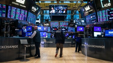 El riesgo país supera los 920 puntos y las acciones argentinas en Wall Street se desploman hasta un 15%