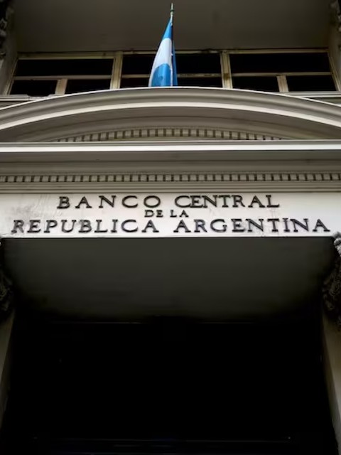 El Banco Central permite a empresas comprar dólares para cancelar deudas