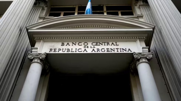 El Banco Central permite a empresas comprar dólares para cancelar deudas