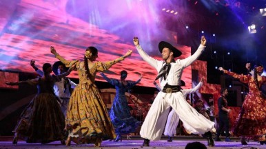Una noche de folclore y tradición para toda la familia en "La Peña del Gallo"