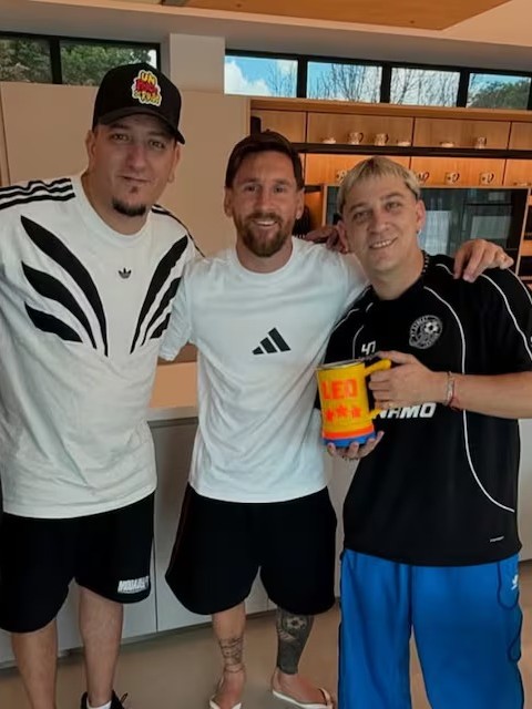 "Messiento cumbiero": los pibes de Un Poco de Ruido conocieron a Leo Messi y le llevaron regalos