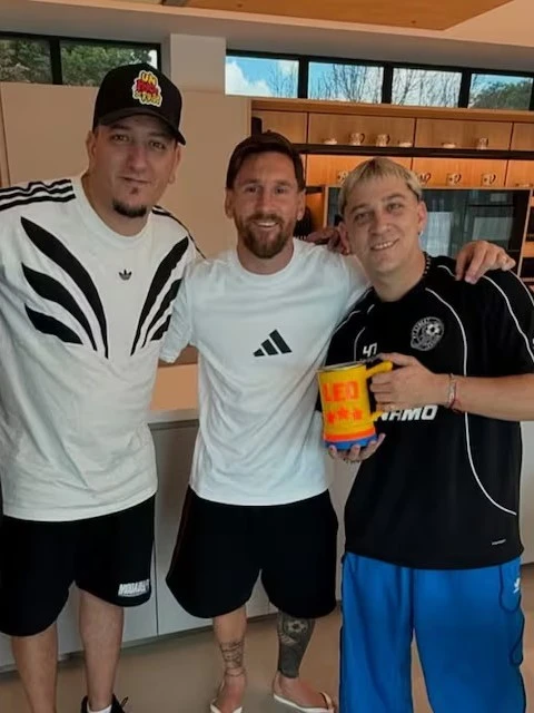 "Messiento cumbiero": los pibes de Un Poco de Ruido conocieron a Leo Messi y le llevaron regalos