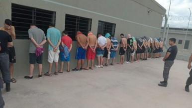 Jaldo trasladó a 100 presos que iniciaron huelga en Tucumán