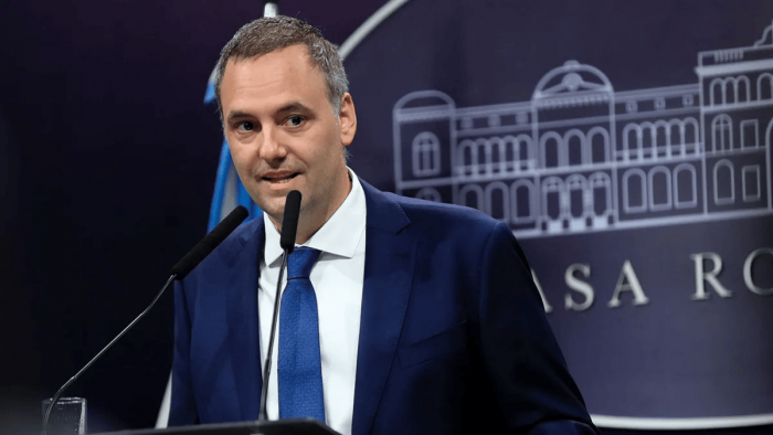 Manuel Adorni defendió a Milei tras el escándalo cripto y cuestionó la intervención de Santiago Caputo 