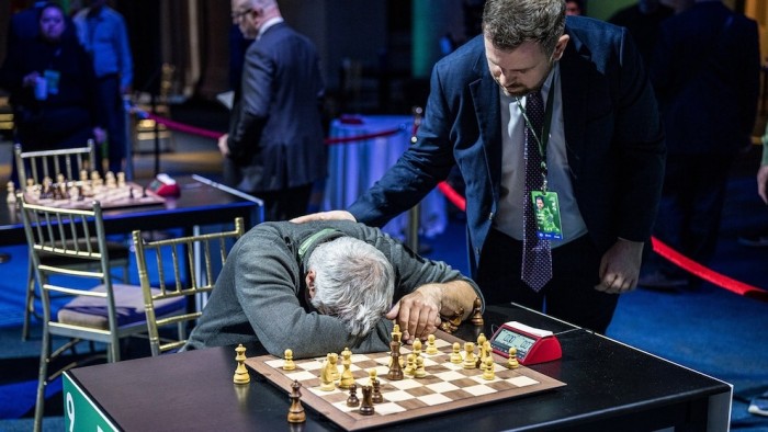 Una de las grandes figuras del ajedrez rompió en llanto tras ser eliminado del Mundial Blitz por un error - Enterate Noticias