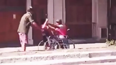VIDEO: se viralizó la pelea entre dos hombres en sillas de ruedas en plena Sarmiento