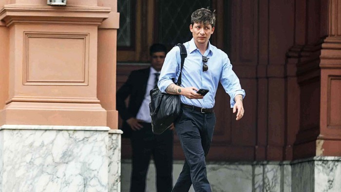 Santiago Caputo habría presentado su renuncia, pero Milei no se la aceptó