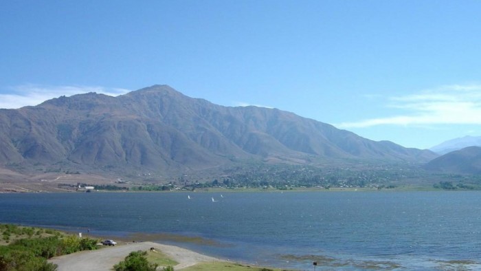 Preocupación por la bajante de agua en el dique La Angostura