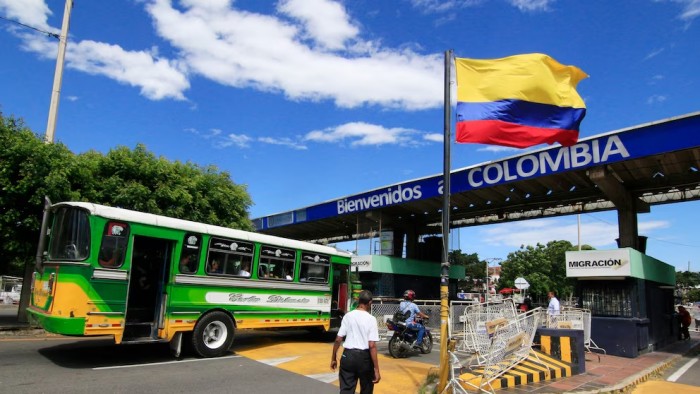 Migración Colombia evalúa cerrar su frontera con Venezuela ante crisis política