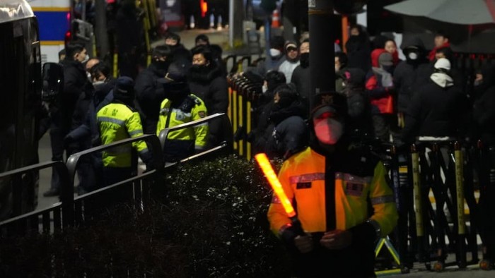 De película: 3.000 policías detuvieron al presidente destituido Yoon Suk Yeol en Corea del Sur