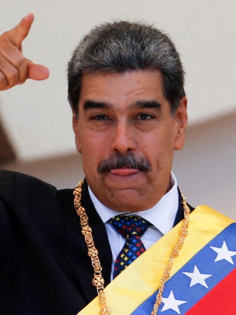 Maduro refuerza su postura ante amenazas y llama a preparar "los fusiles"