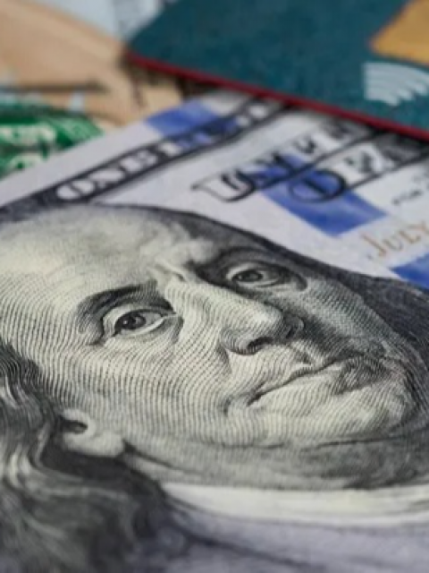 El Banco Central habilitó los pagos en dólares con tarjeta de débito