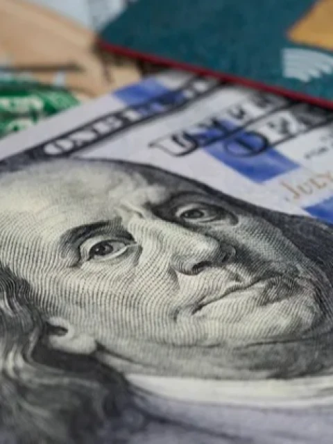 El Banco Central habilitó los pagos en dólares con tarjeta de débito