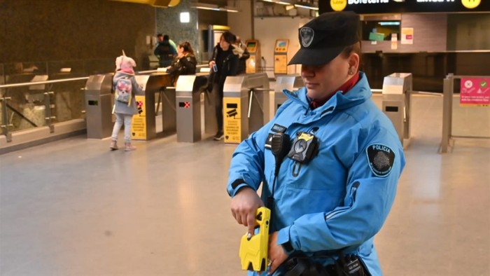 Un policía redujo a una mujer con una Taser en medio de una violenta pelea familiar