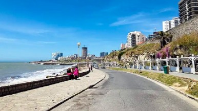 Tragedia en Mar del Plata: un joven murió frente a sus amigos al caer desde 15 metros