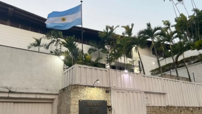 Asilados en la embajada argentina en Caracas denuncian un bloqueo de medicamentos