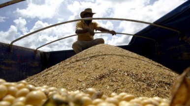El Gobierno oficializó la baja temporal de retenciones al campo y elimina impuestos a las economías regionales