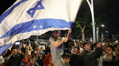 Israel denuncia incumplimiento de Hamas, pero sigue adelante el intercambio de rehenes y presos