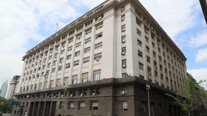 Deuda: el Gobierno consiguió 64% de adhesión y aplazó vencimientos de corto plazo por $14 billones