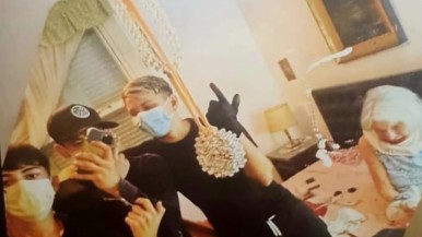 Terrorífico: delincuentes se tomaron una selfie con una jubilada que tenían atada en la cama