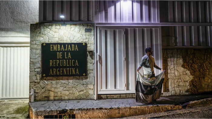 Un funcionario brasileño logró ingresar medicamentos a la embajada argentina en Caracas