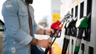 Autodespacho de combustibles: estacioneros están a favor, pero playeros evalúan paro nacional