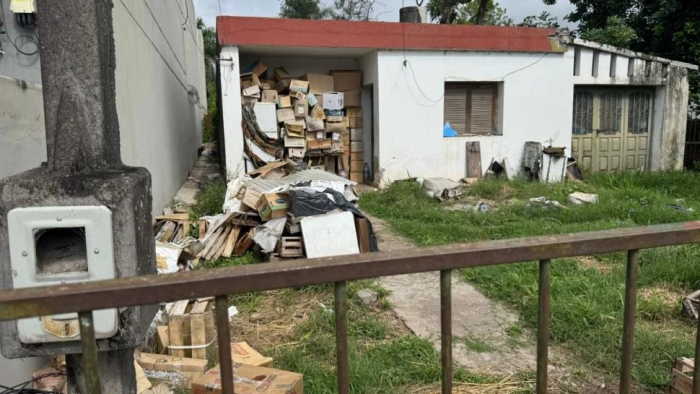 Retiraron 800 kilos de basura de una casa en Yerba Buena tras una denuncia vecinal