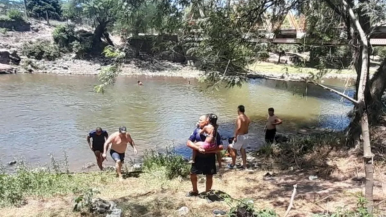 Rescate en El Cadillal: policías salvaron a una niña de ahogarse en el Río Loro