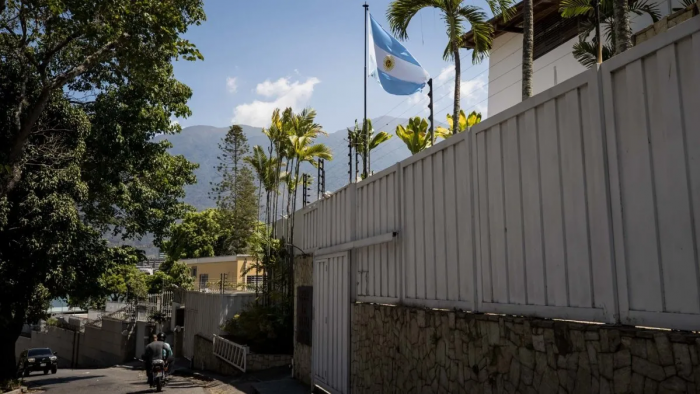 Denunciaron que la Embajada de Argentina en Caracas lleva 80 días sin electricidad