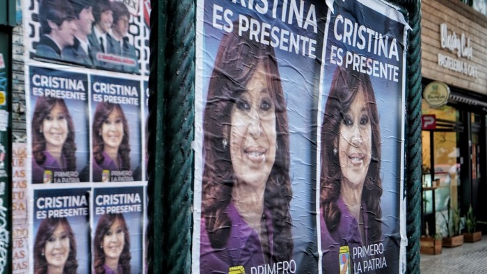 Los afiches de Cristina que desafían la renovación de Axel Kicillof en el PJ