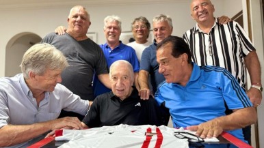 Los campeones de Estudiantes en 82-83 visitaron a Bilardo en un nuevo y emotivo aniversario