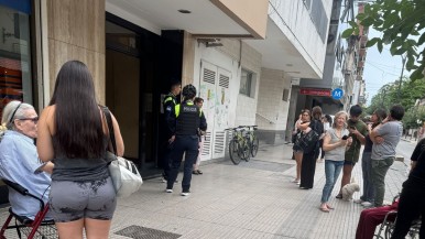 Tensión en el microcentro: bomberos controlan un incendio en un edificio en pleno centro