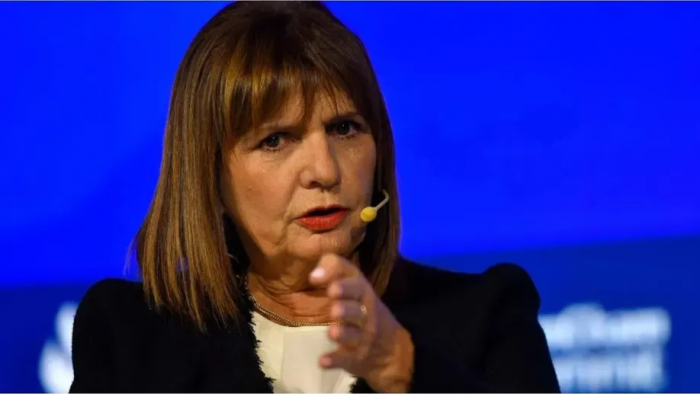 Bullrich confirmó que los 16 barras de Vélez que enfrentaron a policías no podrán ingresar a ningún estadio del país