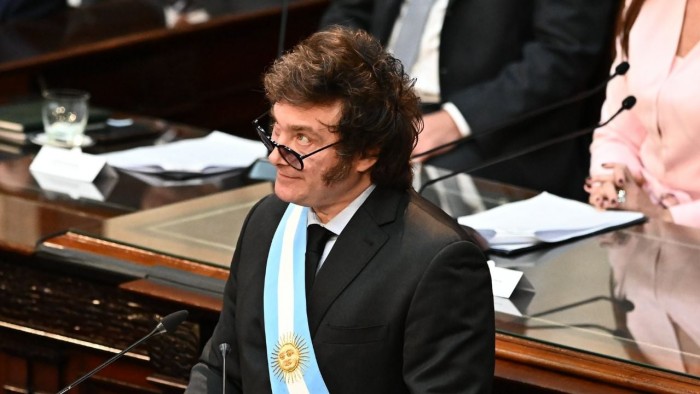 Milei firmó el DNU que habilita el acuerdo con el FMI: detalles y polémica en torno al proceso